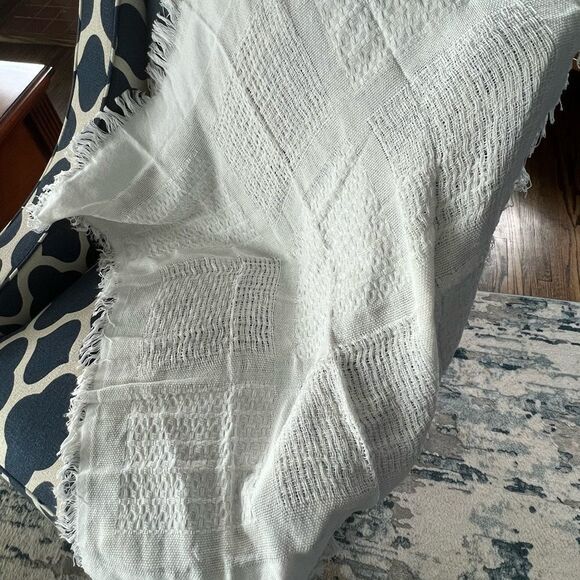 Throw Blanket In Off White tassels decor NWOT - Picture 3 of 4